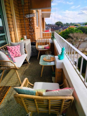 Sunny 2 bed Restaurants beach at door Pets O.K, Sydney